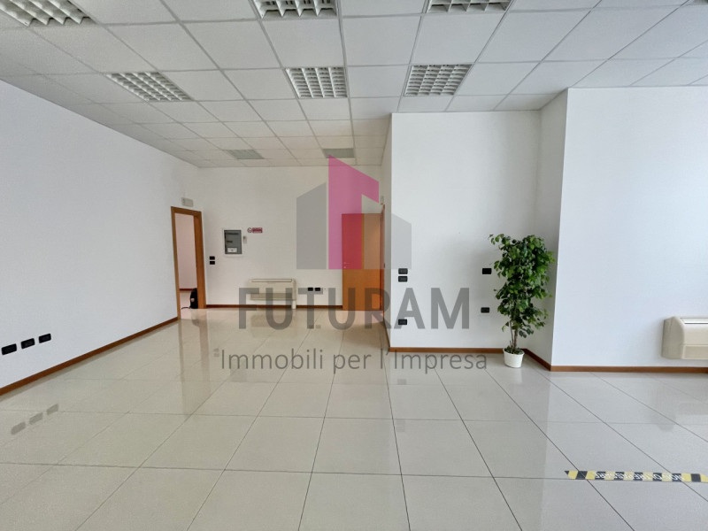 TORRI DI QUARTESOLO - 69FIL - PER INFO  0444/021989 

Proponiamo in VENDITA un ufficio su pregevo...