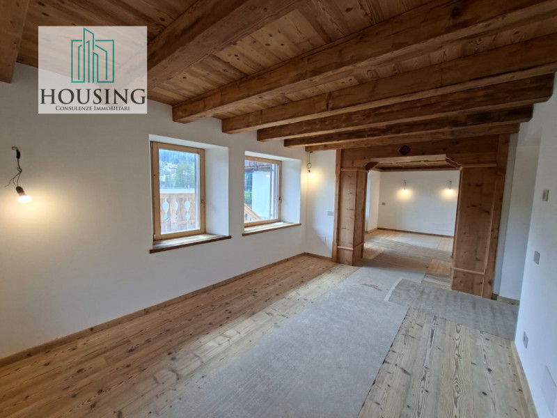 Nella splendida cornice di Cortina, proponiamo in vendita un elegante e prestigioso appartamento ...