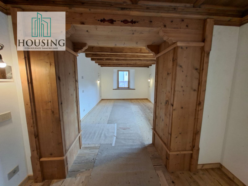 Nella splendida cornice di Cortina, proponiamo in vendita un elegante e prestigioso appartamento ...