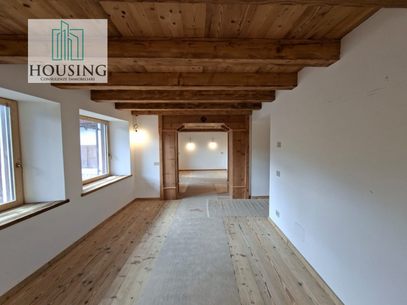 Nella splendida cornice di Cortina, proponiamo in vendita un elegante e prestigioso appartamento ...