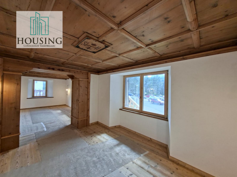 Nella splendida cornice di Cortina, proponiamo in vendita un elegante e prestigioso appartamento ...
