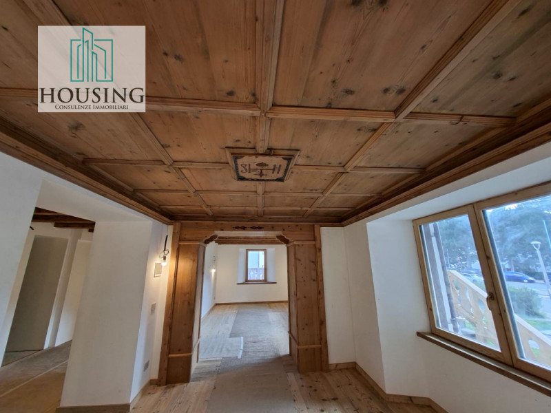 Nella splendida cornice di Cortina, proponiamo in vendita un elegante e prestigioso appartamento ...