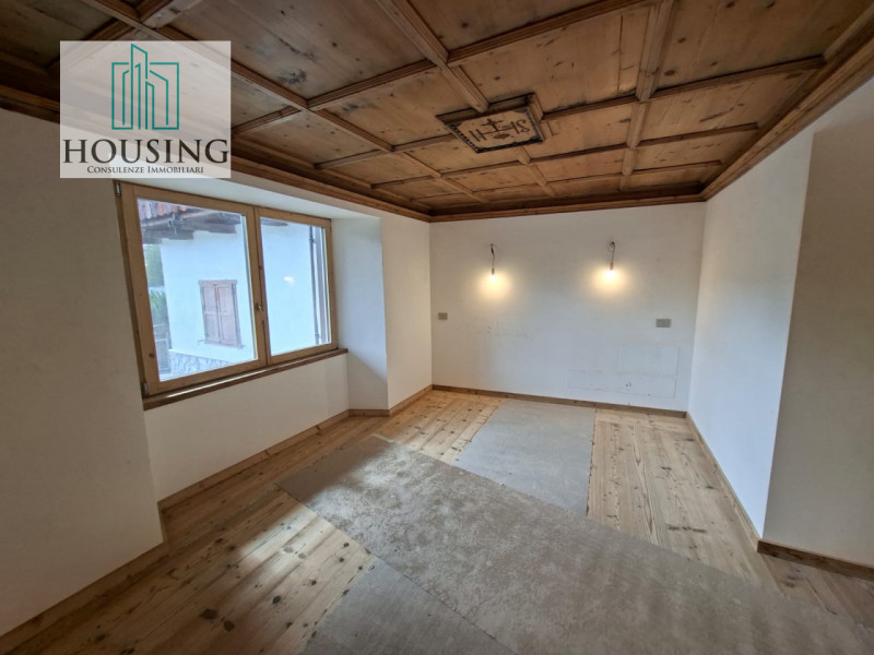Nella splendida cornice di Cortina, proponiamo in vendita un elegante e prestigioso appartamento ...