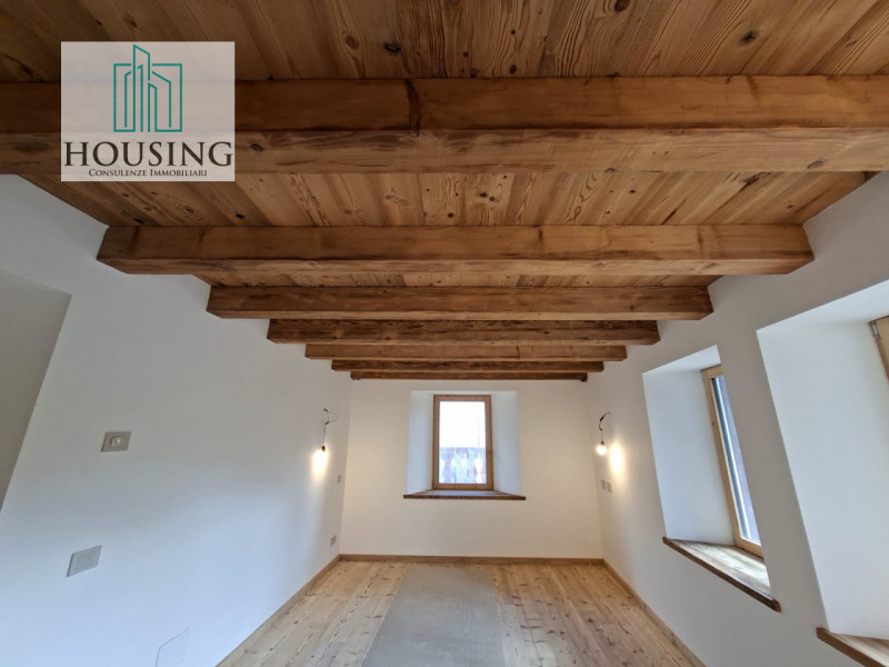 Nella splendida cornice di Cortina, proponiamo in vendita un elegante e prestigioso appartamento ...
