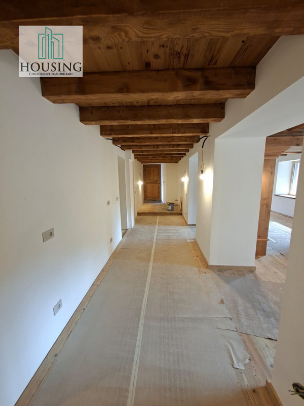 Nella splendida cornice di Cortina, proponiamo in vendita un elegante e prestigioso appartamento ...