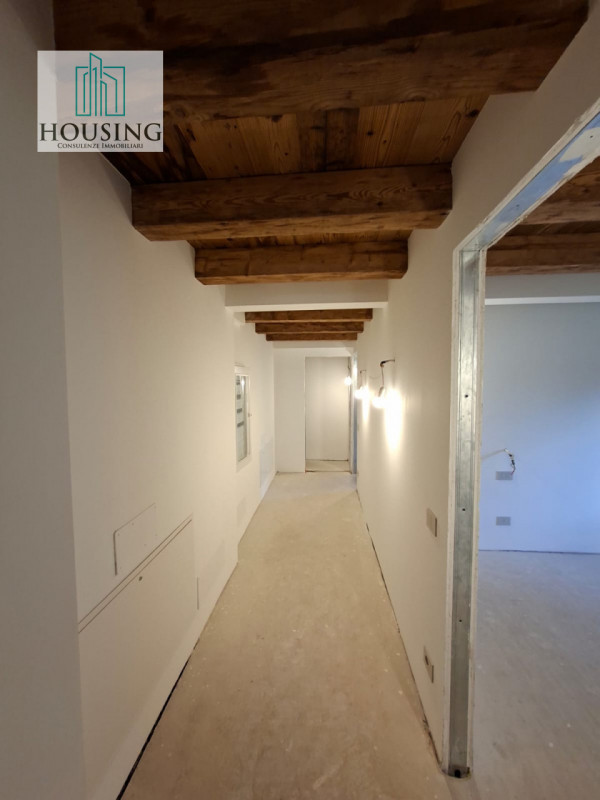Nella splendida cornice di Cortina, proponiamo in vendita un elegante e prestigioso appartamento ...