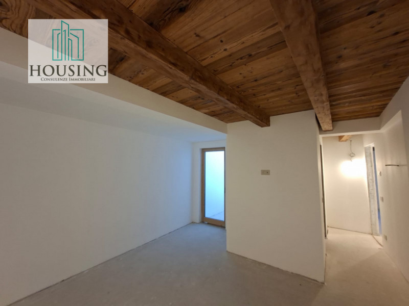 Nella splendida cornice di Cortina, proponiamo in vendita un elegante e prestigioso appartamento ...