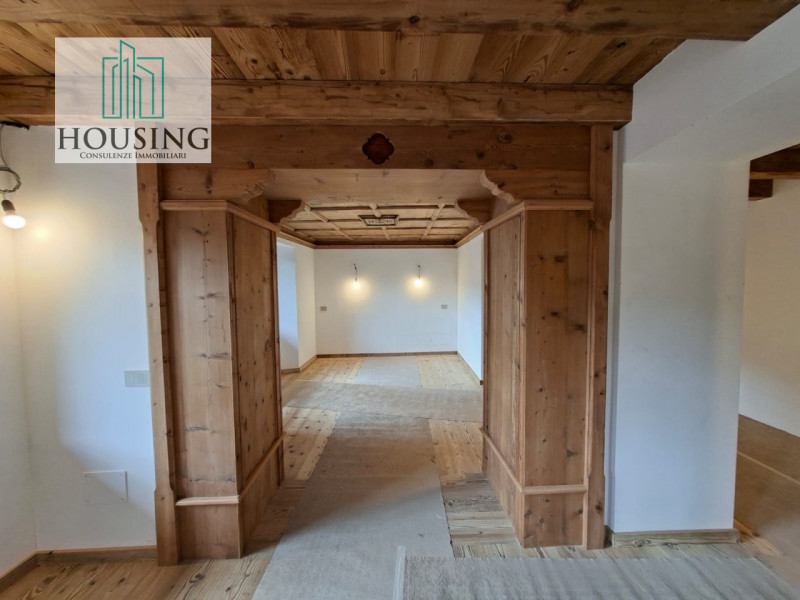 Nella splendida cornice di Cortina, proponiamo in vendita un elegante e prestigioso appartamento ...