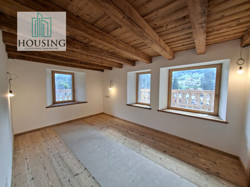 Nella splendida cornice di Cortina, proponiamo in vendita un elegante e prestigioso appartamento ...