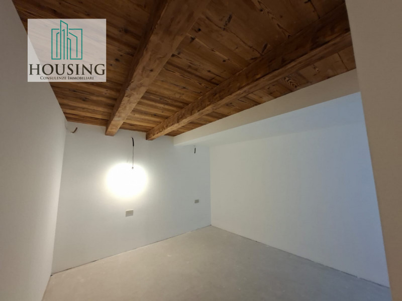 Nella splendida cornice di Cortina, proponiamo in vendita un elegante e prestigioso appartamento ...