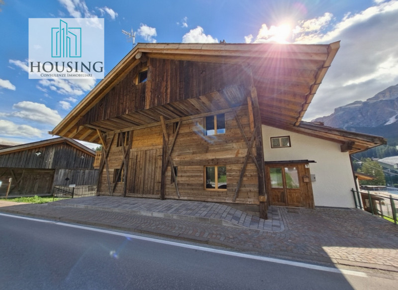 Nella splendida cornice di Cortina, proponiamo in vendita un elegante e prestigioso appartamento ...