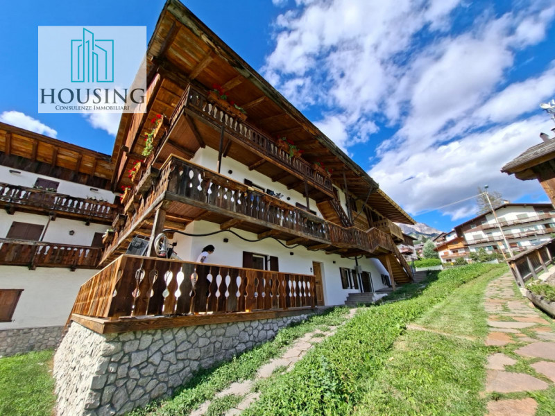 Nella splendida cornice di Cortina, proponiamo in vendita un elegante e prestigioso appartamento ...