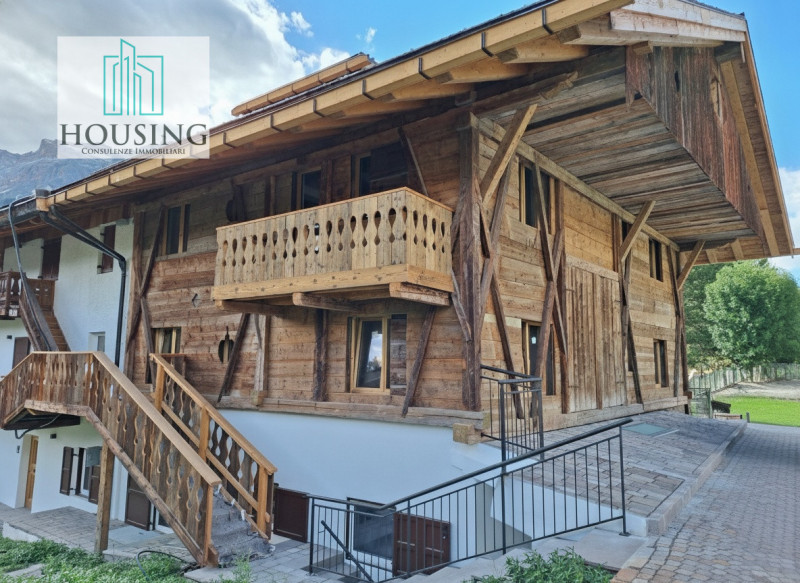Nella splendida cornice di Cortina, proponiamo in vendita un elegante e prestigioso appartamento ...