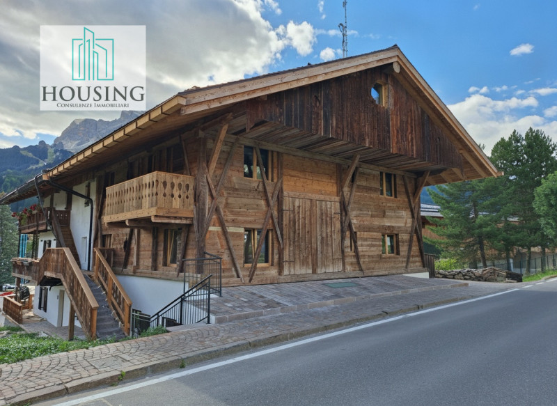 Nella splendida cornice di Cortina, proponiamo in vendita un elegante e prestigioso appartamento ...