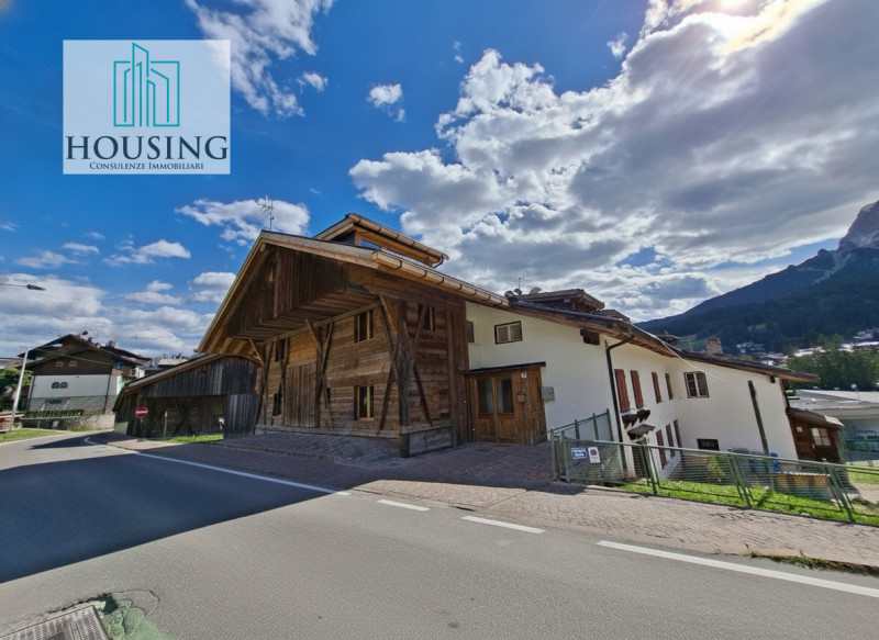 Nella splendida cornice di Cortina, proponiamo in vendita un elegante e prestigioso appartamento ...