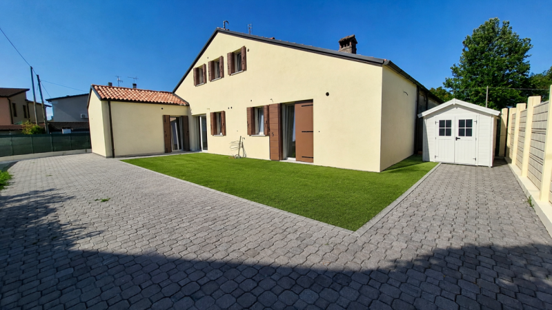 Scopri questa splendida bifamiliare completamente ristrutturata situata nel tranquillo e ricercat...
