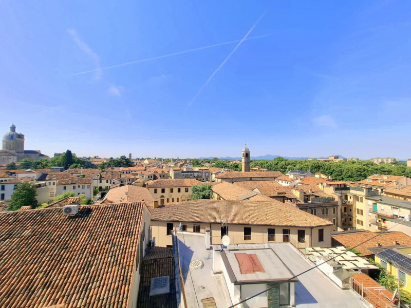 AMPIO APPARTAMENTO PANORAMICO IN CORSO MILANO €.460.000-rif.CL551


In una delle zone più richies...