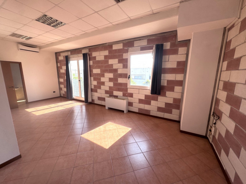 In una zona artigianale di Mestrino e a due passi dalla statale Vicenza-Padova, si propone uffici...