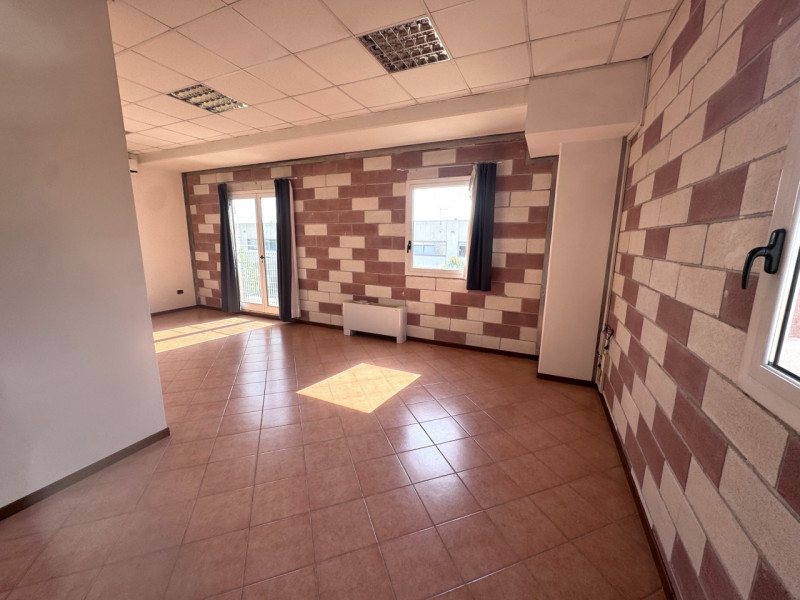 In una zona artigianale di Mestrino e a due passi dalla statale Vicenza-Padova, si propone uffici...
