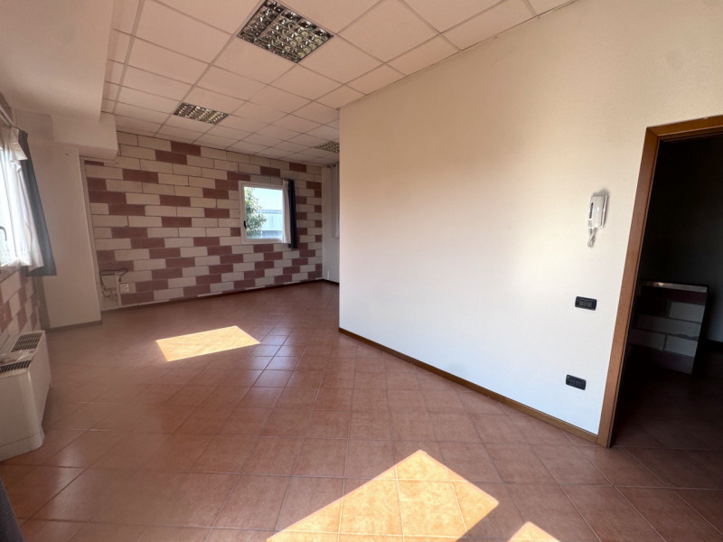In una zona artigianale di Mestrino e a due passi dalla statale Vicenza-Padova, si propone uffici...