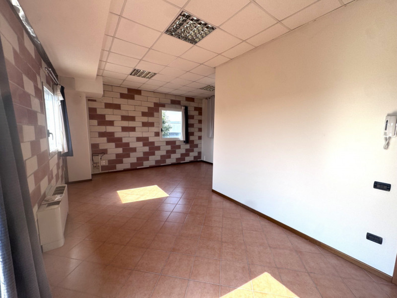 In una zona artigianale di Mestrino e a due passi dalla statale Vicenza-Padova, si propone uffici...