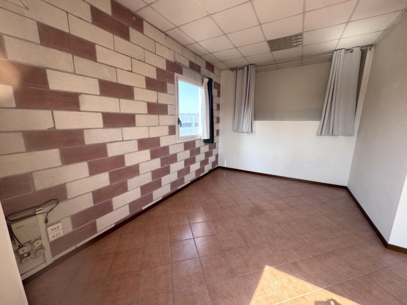 In una zona artigianale di Mestrino e a due passi dalla statale Vicenza-Padova, si propone uffici...