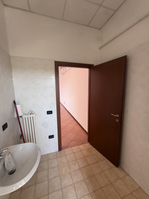 In una zona artigianale di Mestrino e a due passi dalla statale Vicenza-Padova, si propone uffici...