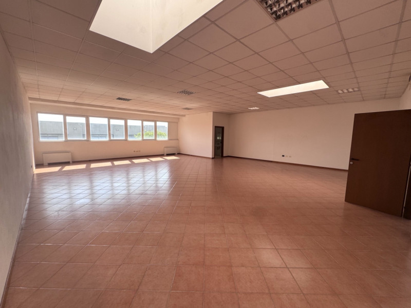 In una zona artigianale di Mestrino e a due passi dalla statale Vicenza-Padova, si propone uffici...