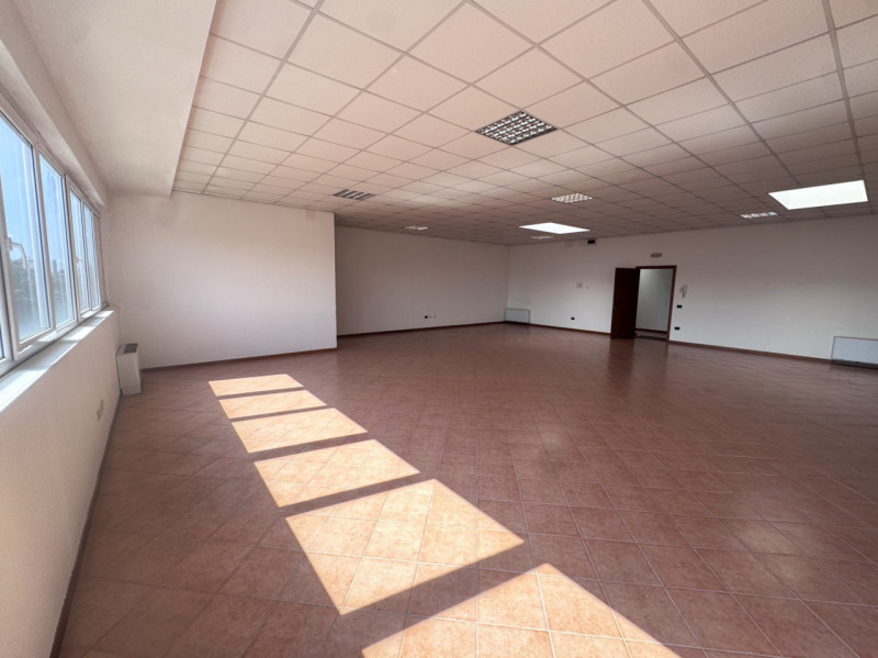 In una zona artigianale di Mestrino e a due passi dalla statale Vicenza-Padova, si propone uffici...