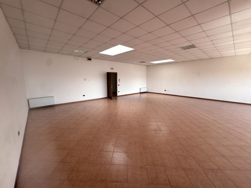 In una zona artigianale di Mestrino e a due passi dalla statale Vicenza-Padova, si propone uffici...