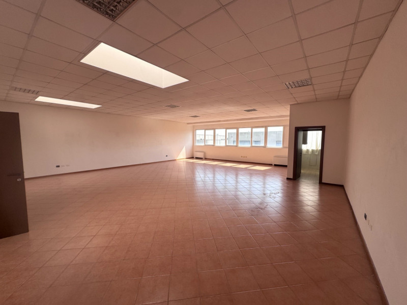 In una zona artigianale di Mestrino e a due passi dalla statale Vicenza-Padova, si propone uffici...