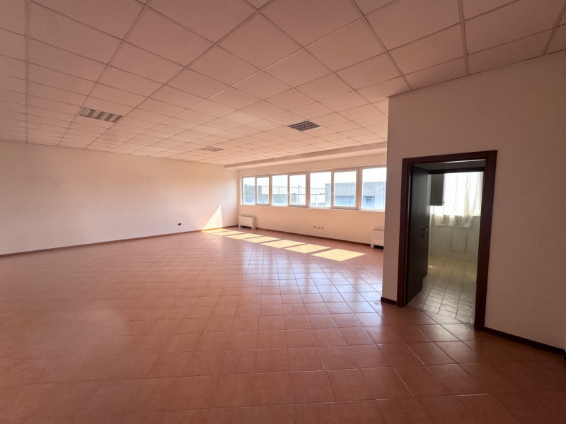 In una zona artigianale di Mestrino e a due passi dalla statale Vicenza-Padova, si propone uffici...