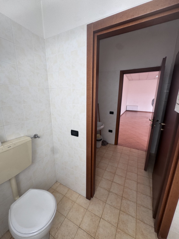 In una zona artigianale di Mestrino e a due passi dalla statale Vicenza-Padova, si propone uffici...