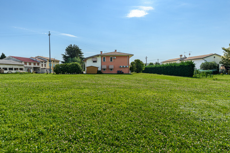In un contesto di sole cinque unità abitative, proponiamo in vendita un appartamento situato al p...