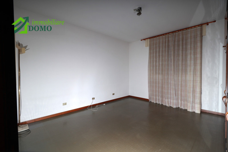 ZUGLIANO: Proponiamo in affitto un elegante APPARTAMENTO PENTALOCALE (tricamere) di ben 135 mq ne...