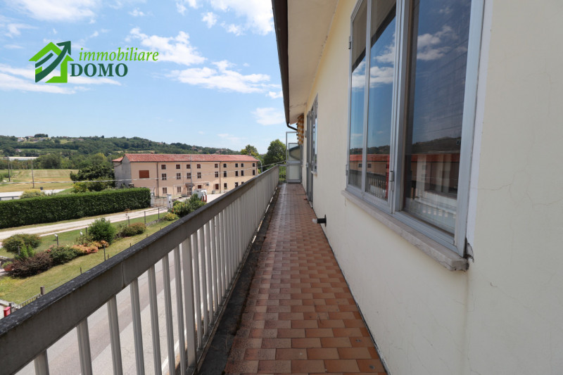 ZUGLIANO: Proponiamo in affitto un elegante APPARTAMENTO PENTALOCALE (tricamere) di ben 135 mq ne...