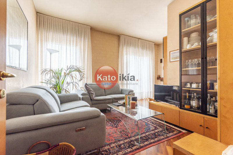 A Creazzo prende forma questa ampia soluzione all’ultimo piano, una casa pensata per chi cerca sp...