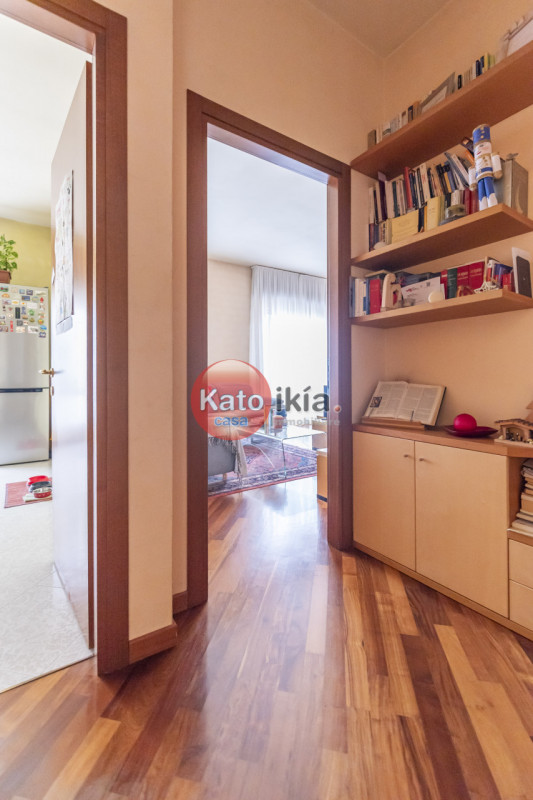 A Creazzo prende forma questa ampia soluzione all’ultimo piano, una casa pensata per chi cerca sp...