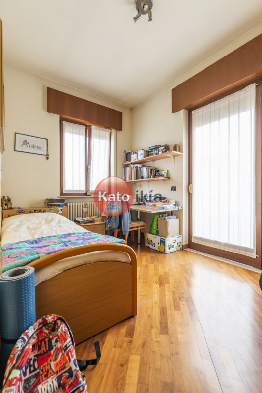 A Creazzo prende forma questa ampia soluzione all’ultimo piano, una casa pensata per chi cerca sp...