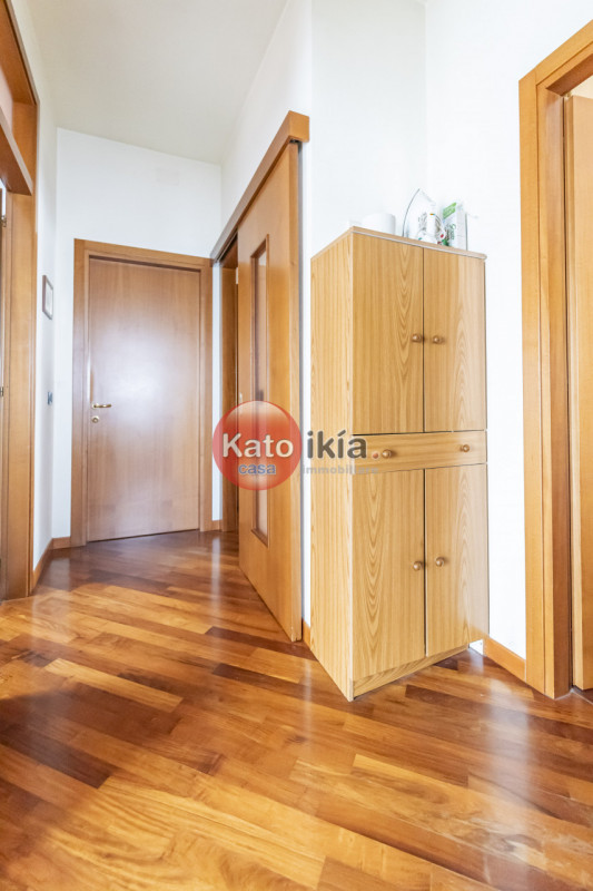 A Creazzo prende forma questa ampia soluzione all’ultimo piano, una casa pensata per chi cerca sp...