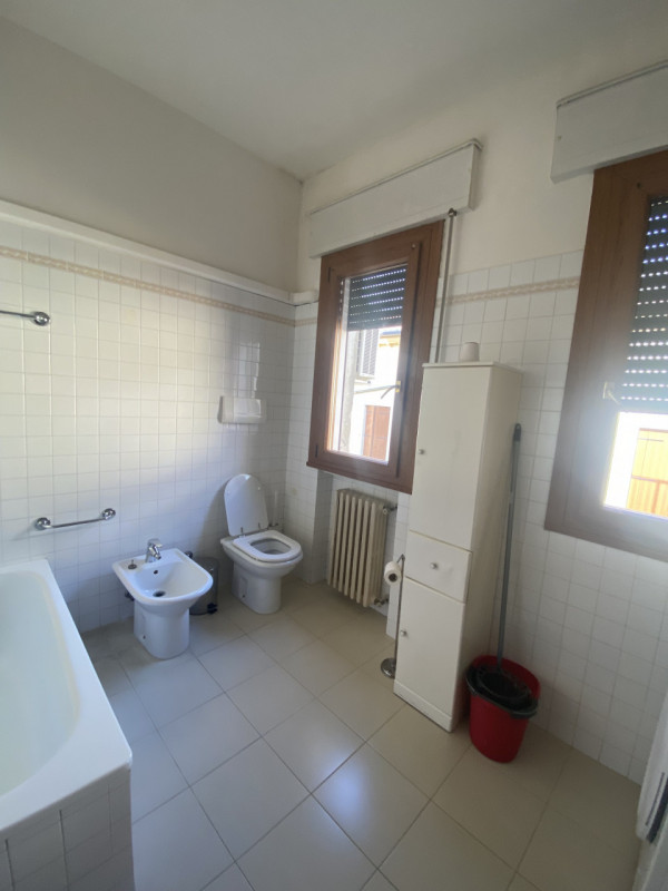 Centro in Riviera dei Ponti Romani Appartamento piano alto con ascensore luminosissimo Ingresso s...