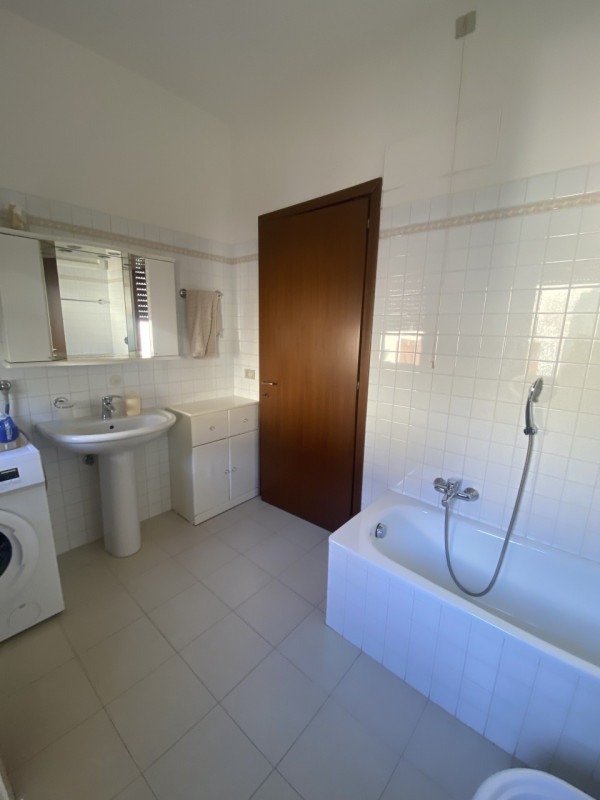 Centro in Riviera dei Ponti Romani Appartamento piano alto con ascensore luminosissimo Ingresso s...