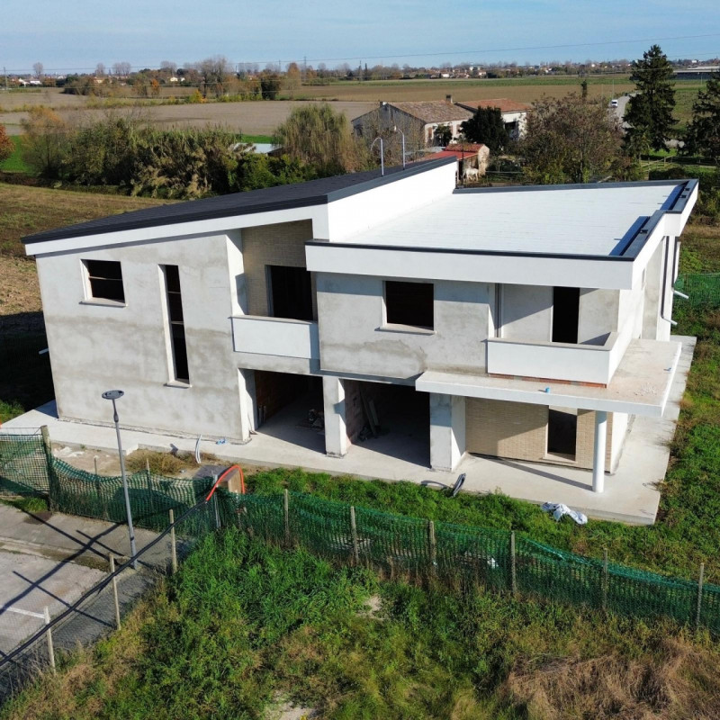 Bifamiliare in zona centralissima di Brugine. 
La stessa, rigorosamente edificata con le migliori...