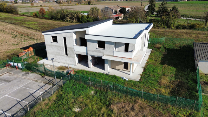 Bifamiliare in zona centralissima di Brugine. 
La stessa, rigorosamente edificata con le migliori...