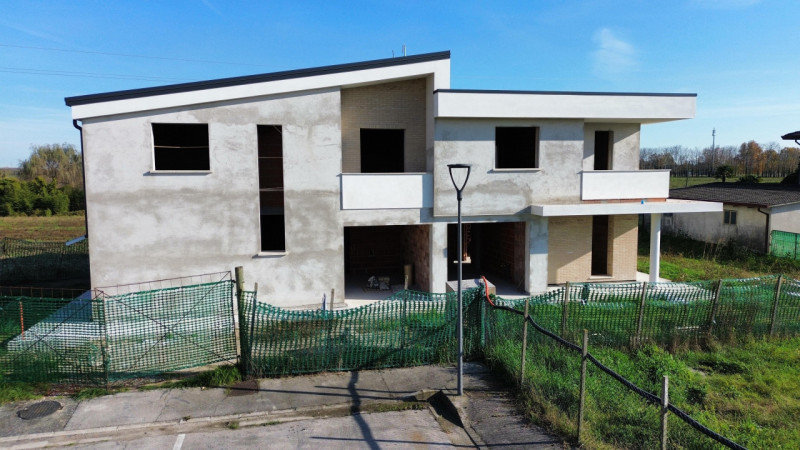 Bifamiliare in zona centralissima di Brugine. 
La stessa, rigorosamente edificata con le migliori...