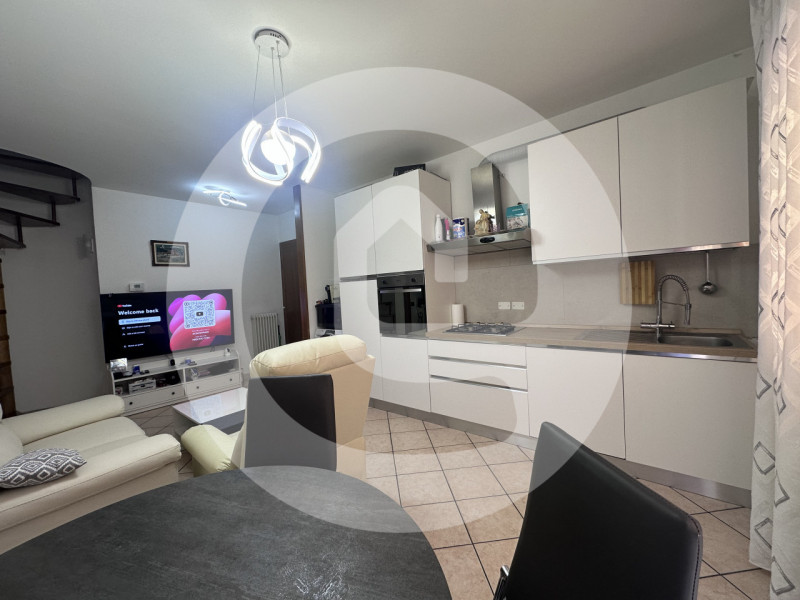 Appartamento duplex, situato all'interno di una palazzina composta da sole 8 unità abitative. L'i...