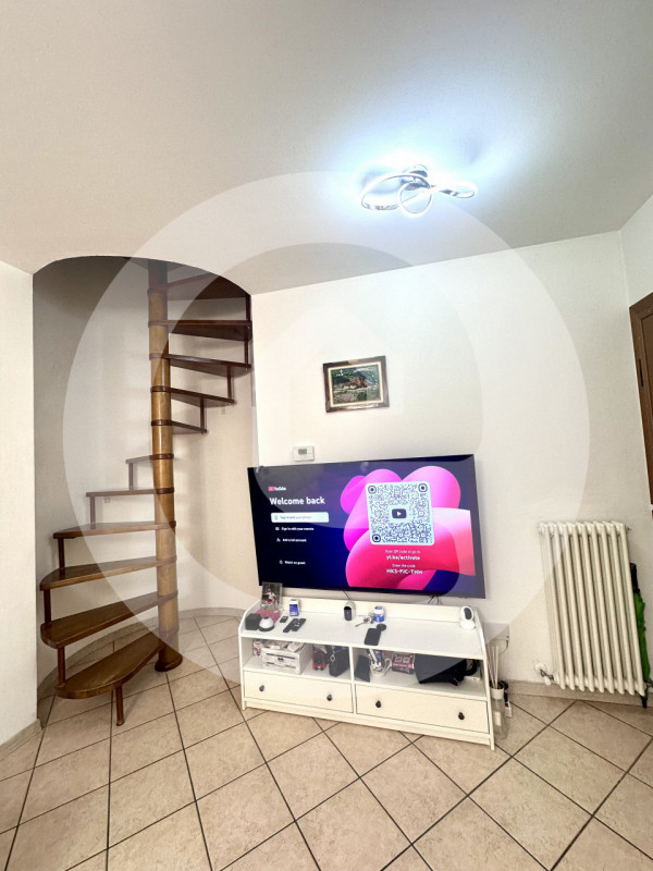 Appartamento duplex, situato all'interno di una palazzina composta da sole 8 unità abitative. L'i...