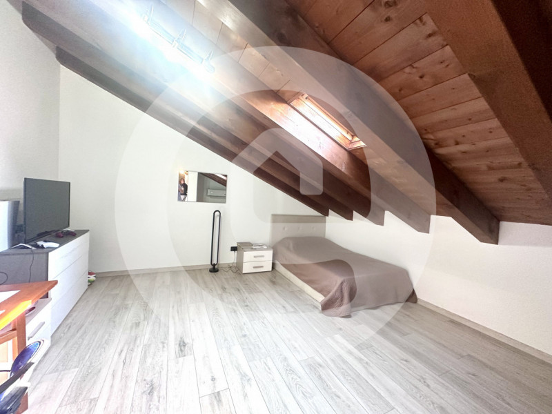 Appartamento duplex, situato all'interno di una palazzina composta da sole 8 unità abitative. L'i...