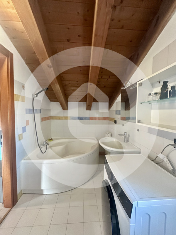 Appartamento duplex, situato all'interno di una palazzina composta da sole 8 unità abitative. L'i...
