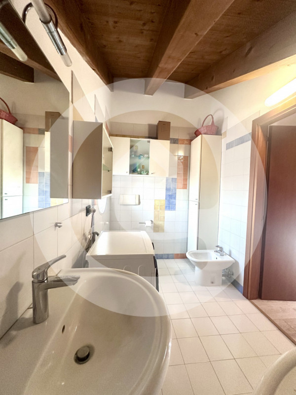 Appartamento duplex, situato all'interno di una palazzina composta da sole 8 unità abitative. L'i...